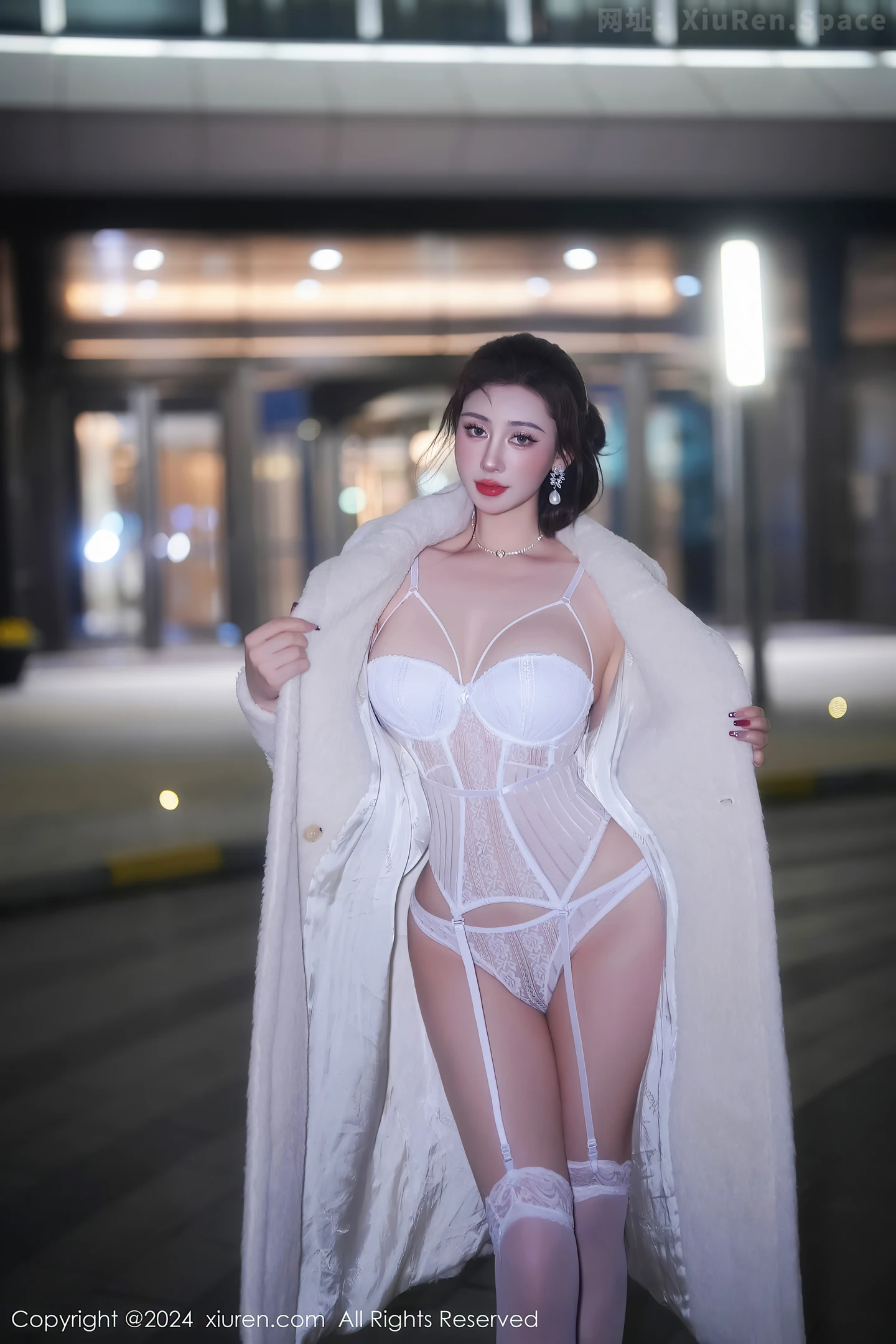 图片[3]-[XiuRen秀人网]VOL.7978 新人模特蕾蕾醒了没性感白色蕾丝情趣服饰配白丝吊袜诱惑写真75P-秀人网官方网站